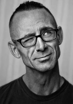 Книга «Пигмей» - автор Паланик Чак, мягкий переплёт, кол-во страниц - 288, издательство «АСТ»,  серия «Эксклюзивная классика», ISBN  978-5-17-159195-3 , 2023 год