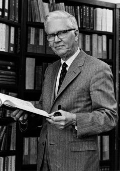 Книга «Философская мысль Китая. От Конфуция до Мао Цзэдуна» - автор Крил Хёрли , твердый переплёт, кол-во страниц - 320, издательство «Центрполиграф»,  ISBN 978-5-9524-5268-8, 2017 год