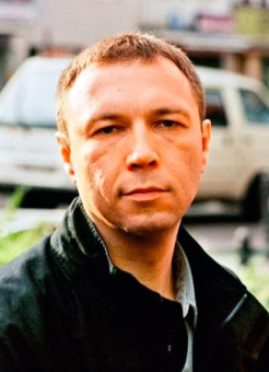 Книга «Числа. Священная книга оборотня. T» - автор Пелевин Виктор Олегович, твердый переплёт, кол-во страниц - 800, издательство «Азбука»,  серия «Русская литература. Большие книги», ISBN 978-5-389-29901-6 , 2025 год