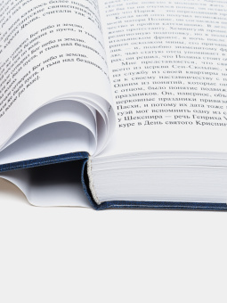 Книга «Праздник, который всегда с тобой. За рекой, в тени деревьев» - автор Хемингуэй Эрнест, твердый переплёт, кол-во страниц - 480, издательство «АСТ»,  серия «Библиотека классики», ISBN 978-5-17-137667-3 , 2021 год