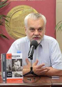 Книга «Шукшин» - автор Варламов Алексей Николаевич , твердый переплёт, кол-во страниц - 400, издательство «Молодая гвардия»,  серия «Жизнь замечательных людей (ЖЗЛ)», ISBN 978-5-235-05043-3 , 2023 год