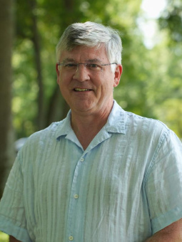 Книга «Психология кино. Когда разум встречается с искусством» - автор Скип Дайн Янг, твердый переплёт, кол-во страниц - 288, издательство «Эксмо»,  серия «Как понимать кино. Книги для тех, кто хочет знать больше», ISBN 978-5-04-184741-8, 2024 год