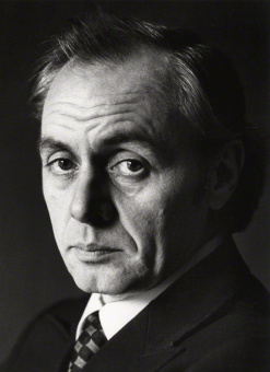 Книга «"Я" и другие. Узелки» - автор Лэйнг Рональд Д., твердый переплёт, кол-во страниц - 232, издательство «Институт общегуманитарных исследований»,  серия «Современная психология. Теория и практика», ISBN 978-5-88230-115-5, 2017 год