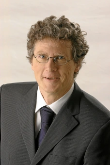 Книга «Карл Шмитт. Взлет и падение» - автор Меринг Райнхард, твердый переплёт, кол-во страниц - 776, издательство «Дело»,  серия «Интеллектуальная биография», ISBN 978-5-85006-492-1, 2024 год