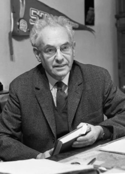 Книга «Высшие корковые функции человека» - автор Лурия Александр Романович, твердый переплёт, кол-во страниц - 768, издательство «Питер»,  серия «Мастера психологии», ISBN 978-5-4461-0836-7, 2025 год