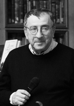 Книга «Даниель Дефо: факт или вымысел» - автор Ливергант Александр Яковлевич, твердый переплёт, кол-во страниц - 288, издательство «АСТ»,  серия «Литературные биографии», ISBN 978-5-17-168403-7, 2024 год