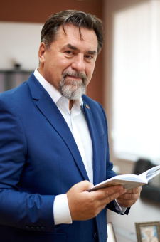 Книга «100 вопросов православному психотерапевту» - автор Авдеев Дмитрий Александрович, твердый переплёт, кол-во страниц - 224, издательство «Родное слово»,  ISBN 978-966-2766-11-0, 2017 год