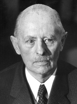 Книга «Война разведок. Тайные операции спецслужб Германии» - автор Гелен Райнхард, твердый переплёт, кол-во страниц - 429, издательство «Центрполиграф»,  серия «Всемирная история», ISBN  978-5-9524-5657-0, 2023 год