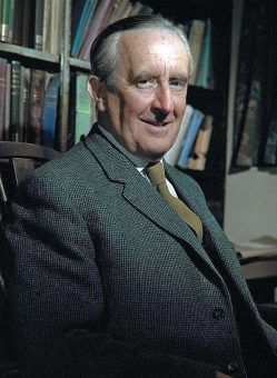 Книга «Властелин Колец. Содружество Кольца» - автор Толкин Джон Рональд Руэл, твердый переплёт, кол-во страниц - 896, издательство «АСТ»,  серия «Библиотека классики», ISBN 978-5-17-166725-2, 2025 год