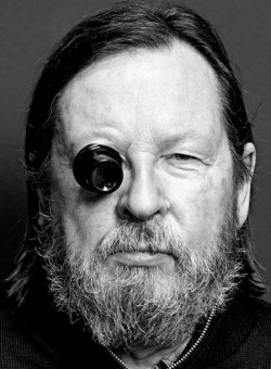 Книга «Кино Ларса фон Триера. Пророческий голос» - автор Вер Стратен-МакСпарран Ребекка , мягкий переплёт, кол-во страниц - 640, издательство «Бомбора»,  серия «Режиссёрская версия. Жизнь и творчество культовых режиссёров», ISBN 978-5-04-193329-6, 2025 год