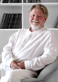 Книга «Психотехнологии измененных состояний сознания» - автор Козлов Владимир Васильевич, твердый переплёт, кол-во страниц - 400, издательство «Психотерапия»,  серия «Золотой фонд психотерапии», ISBN 978-5-906364-11-1 , 2016 год