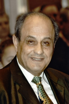 Книга «Торговец и попугай. Восточные истории как инструменты позитивной психотерапии и самопомощи» - автор Пезешкиан Носсрат, твердый переплёт, кол-во страниц - 165, издательство «Академический проект»,  серия «Психологические технологии», ISBN 978-5-8291-4234-6, 2024 год