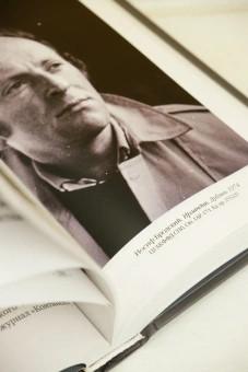 Книга «Иосиф Бродский: Опыт литературной биографии» - автор Лосев Лев Владимирович, твердый переплёт, кол-во страниц - 640, издательство «Азбука»,  серия «Бестселлеры Non-Fiction», ISBN 978-5-389-29514-8, 2025 год