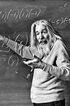 Книга «Как же называется эта книга?» - автор Смаллиан Рэймонд М., мягкий переплёт, кол-во страниц - 384, издательство «АСТ»,  серия «Эксклюзивная классика», ISBN  978-5-17-159170-0, 2023 год