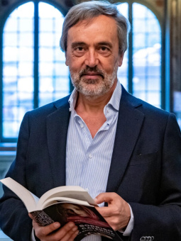 Книга «Жизнь Леонардо, мальчишки из Винчи, разностороннего гения, скитальца» - автор Вечче Карло , твердый переплёт, кол-во страниц - 608, издательство «Колибри»,  серия «Персона», ISBN 978-5-389-25935-5, 2025 год