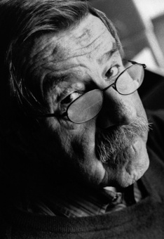 Книга «Каменная месса» - автор Грасс Гюнтер, твердый переплёт, кол-во страниц - 96, издательство «Альпина Паблишер»,  ISBN 978-5-00223-318-2, 2025 год