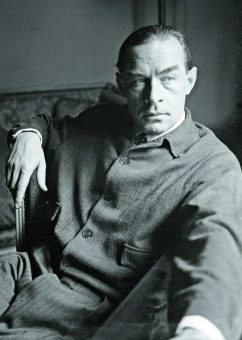 Книга «Искра жизни» - автор Ремарк Эрих Мария, твердый переплёт, кол-во страниц - 480, издательство «АСТ»,  серия «Эксклюзивная классика», ISBN 978-5-17-118751-4, 2022 год