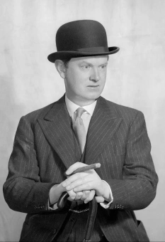 Книга «Офицеры и джентльмены. Трилогия» - автор Во Ивлин, твердый переплёт, кол-во страниц - 800, издательство «Иностранка»,  серия «Иностранная литература. Большие книги», ISBN 978-5-389-19460-1, 2021 год