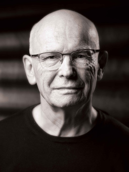 Книга «О скупости и связанных с ней вещах. Тема и вариации» - автор Долар Младен, твердый переплёт, кол-во страниц - 440, издательство «Ивана Лимбаха ИД»,  ISBN 978-5-89059-412-9 , 2021 год