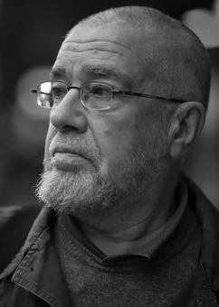 Книга «Трепанация черепа. НРЗБ» - автор Гандлевский Сергей Маркович, мягкий переплёт, кол-во страниц - 384, издательство «Азбука»,  серия «Азбука. Голоса», ISBN 978-5-389-27215-6, 2025 год