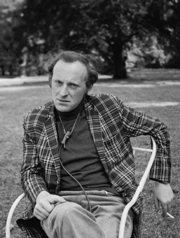 Книга «Меньше единицы. О скорби и разуме. Эссе» - автор Бродский Иосиф Александрович, твердый переплёт, кол-во страниц - 928, издательство «Азбука»,  серия «Non-Fiction. Большие книги», ISBN 978-5-389-24917-2, 2024 год