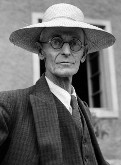 Книга «Курортник» - автор Гессе Герман, мягкий переплёт, кол-во страниц - 256, издательство «АСТ»,  серия «Эксклюзивная классика», ISBN 978-5-17-135664-4, 2024 год