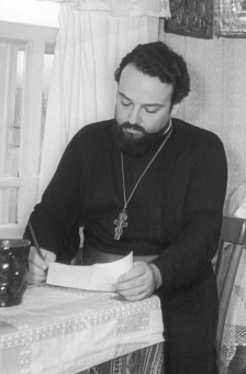 Книга «Почему нам трудно поверить в Бога» - автор Александр Мень протоиерей , твердый переплёт, кол-во страниц - 224, издательство «Эксмо»,  серия «Александр Мень. Священник, пастырь и пророк.», ISBN 978-5-04-201433-8, 2024 год