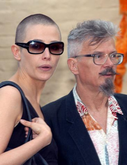 Книга «В Сырах: Роман в промзоне» - автор Лимонов Эдуард Вениаминович, твердый переплёт, кол-во страниц - 256, издательство «Альпина Паблишер»,  серия «Авторская серия Эдуарда Лимонова», ISBN 978-5-00139-633-8, 2023 год