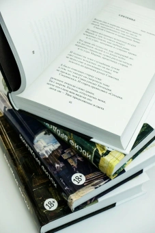 Книга «Стихотворения. Проза. Собрание сочинений в четырех томах» - автор Бродский Иосиф Александрович, твердый переплёт, кол-во страниц - 2158, издательство «Азбука»,  серия «The Big Book», ISBN 978-5-389-28943-7, 2025 год