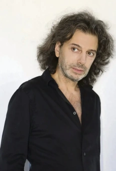 Книга «Среди призраков. Рассуждение об эпохе метавселенной и генеративного искусственного интеллекта» - автор Саден Эрик, мягкий переплёт, кол-во страниц - 272, издательство «Ивана Лимбаха ИД»,  ISBN 978-5-89059-567-6, 2025 год