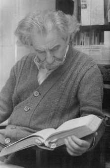 Книга «В школе поэтического слова: Пушкин, Лермонтов, Гоголь» - автор Лотман Юрий Михайлович, мягкий переплёт, кол-во страниц - 544, издательство «Азбука»,  серия «Азбука-классика (pocket-book)», ISBN 978-5-389-27035-0, 2024 год
