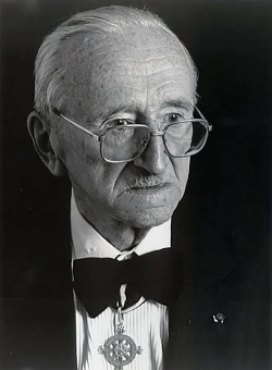 Книга «Пагубная самонадеянность» - автор Хайек Фридрих Август фон, мягкий переплёт, кол-во страниц - 288, издательство «АСТ»,  серия «Эксклюзивная классика», ISBN 978-5-17-154664-9, 2023 год