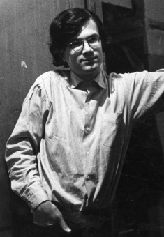 Книга «Москва майская» - автор Лимонов Эдуард Вениаминович, твердый переплёт, кол-во страниц - 414, издательство «Альпина Паблишер»,  серия «Авторская серия Эдуарда Лимонова», ISBN 978-5-00223-607-7, 2025 год